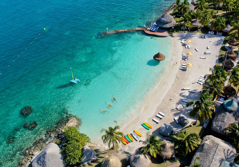 Kolumbien-Isla-Mucura-Hotel-Punta-Faro-Strand