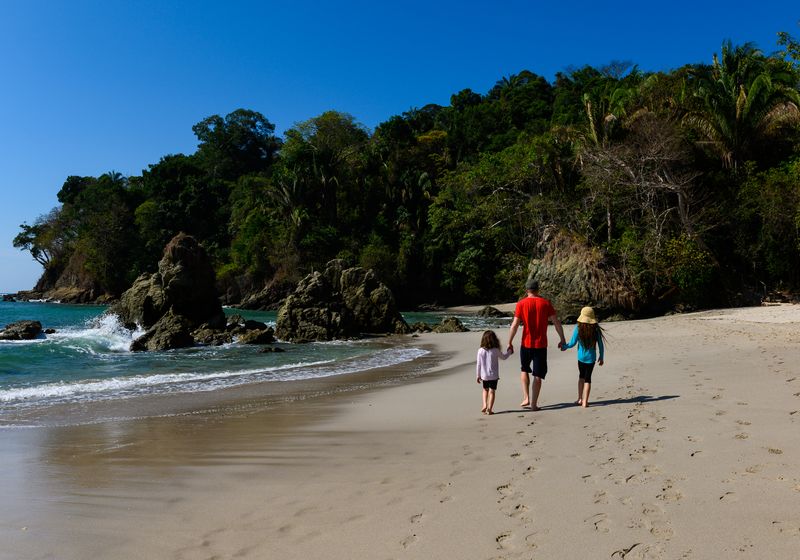 Costa Rica Strand Familie iStock 1140394549
