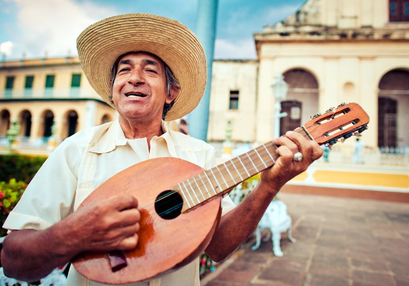 Kuba Trinidad Mann Gitarre iStock 472191887