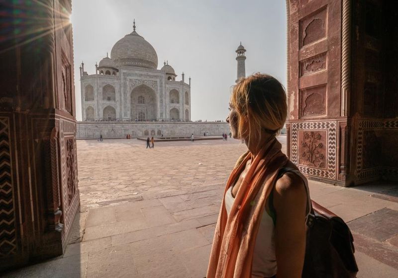 Indien Agra Taj Mahal Frau Touristin gute Zeit