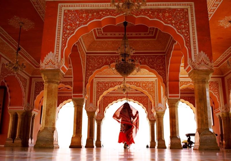 Indien Jaipur City Palace Stadtpalast Frau Schleier schoen
