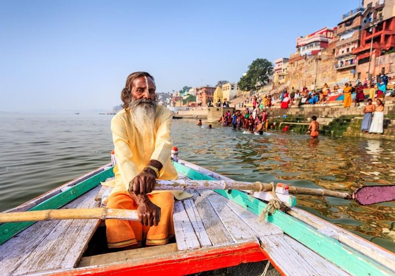 Indien Varanasi Ganges Guru Mann bunt Fluss Boot