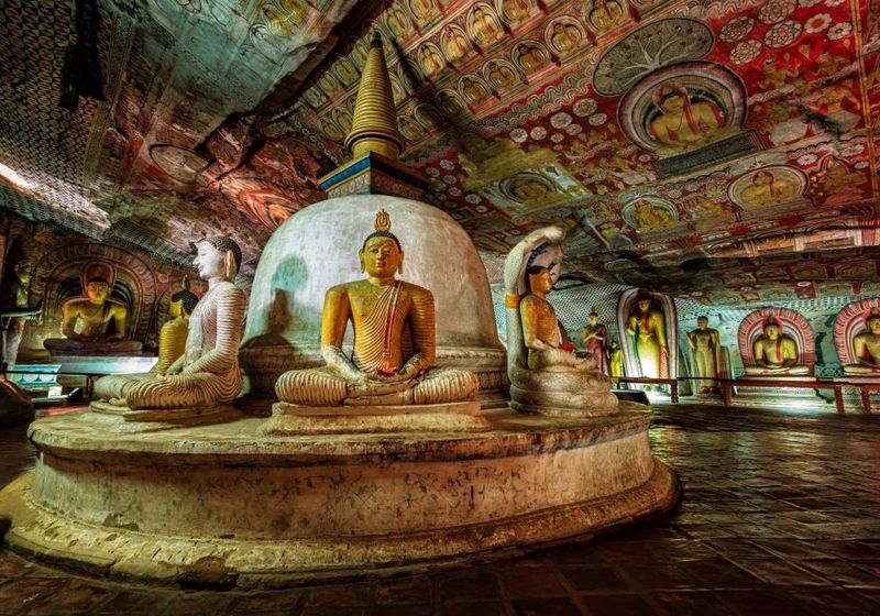 Sri Lanka Dambulla Hoehlentempel Statuen Reisespezialist