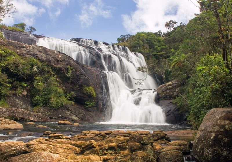 Sri Lanka Horton Plains Baker Falls Wasserfaelle tosend Wanderung
