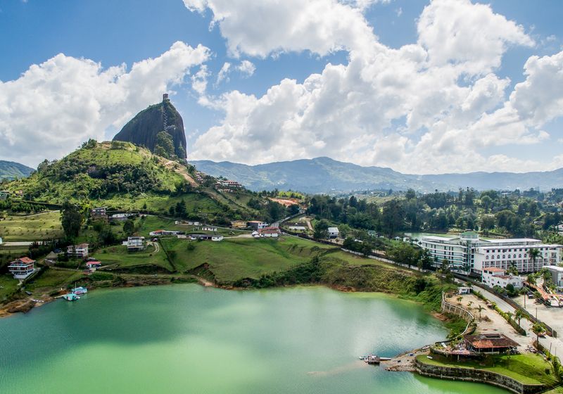 Kolumbien Medellin Luftaufnahme vom Guatape Stausee mit Penol iStock 1026871784