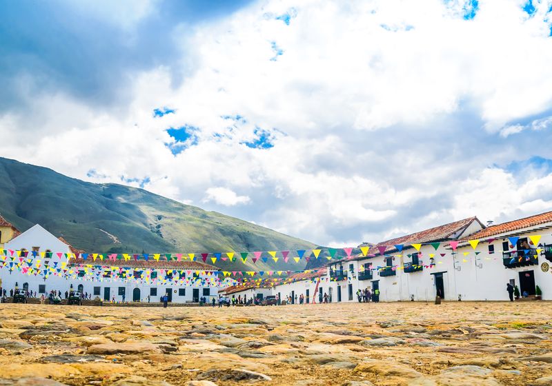 Kolumbien Villa de Leyva Dorfplatz mit bunten Wimpeln iStock 856909054