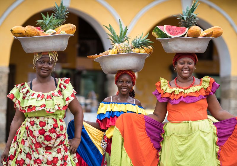 Kolumbien Cartagena drei Obstverkaeuferinnen iStock 626340908