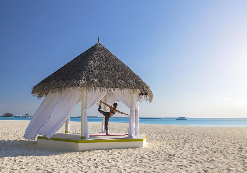 malediven yoga am strand