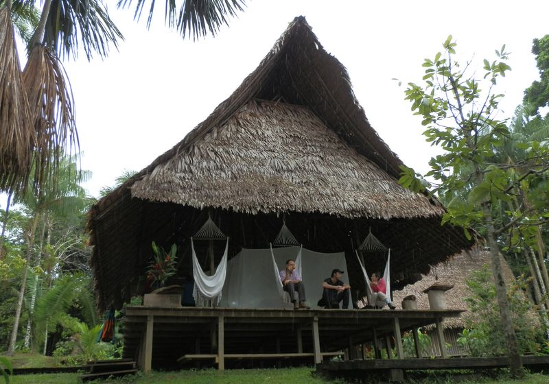 Kolumbien Amazonas Calanoa Lodge Gaeste entspannen in Haengematten-Latinconnect
