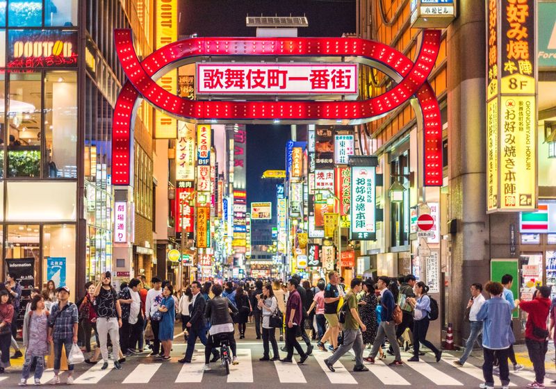 Reise Japan Tokio Stadtviertel Kabukicho iStock 990790360