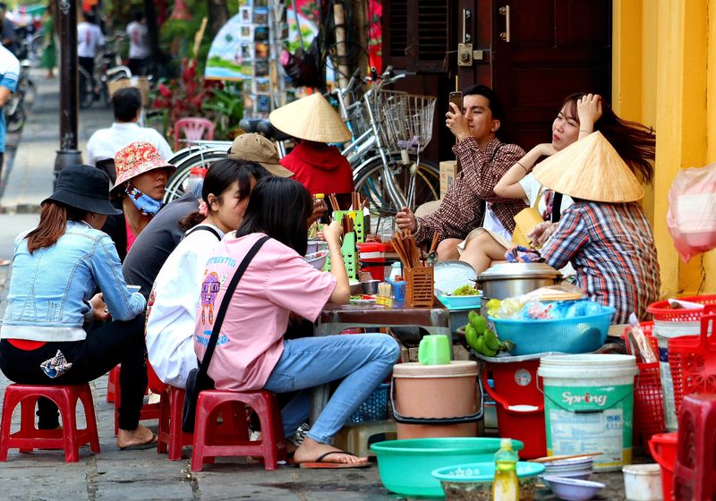 vietnam hanoi saigon streetfood menschen esse hocker