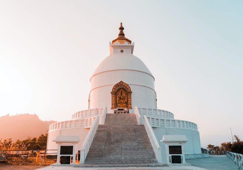 nepal pokhara peace pagode gipfel prasesh shiwakoti lomash VhKot3A5ZE4 unsplash