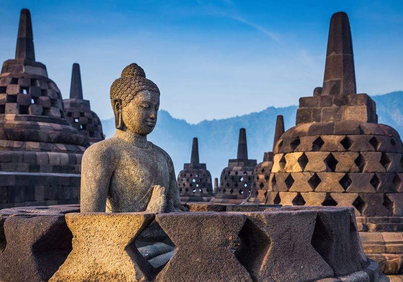 Buddha Statue und Stupa im Borobudur Tempel iStock 585488420