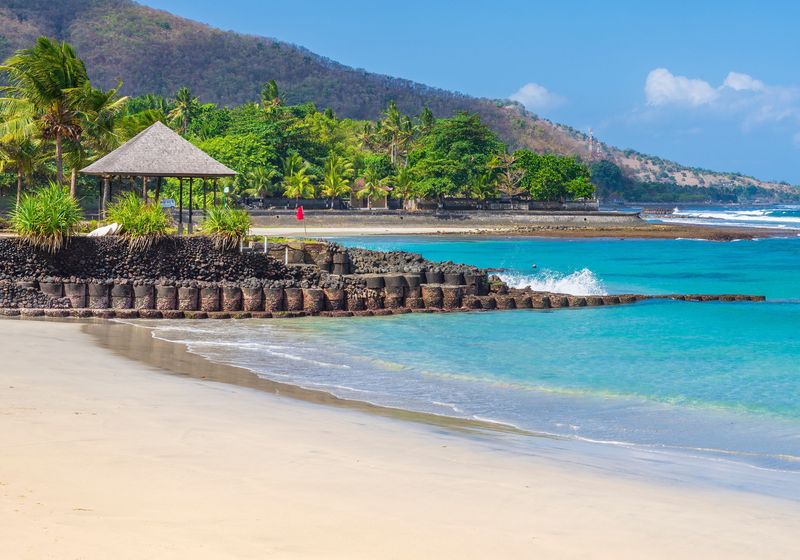 Indonesien Bali Candidasa Strand AdobeStock 400020499