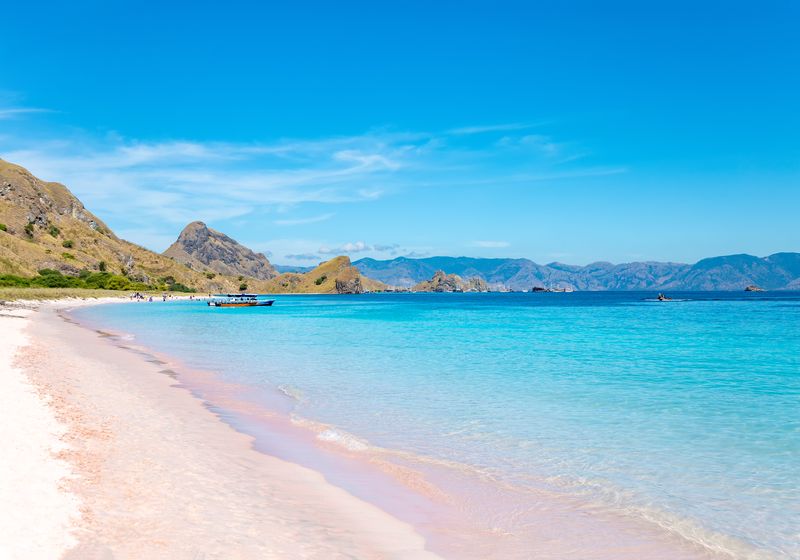 Indonesien-Flores-Komodo-National-Park-Pink-Beach-AdobeStock_1031639335