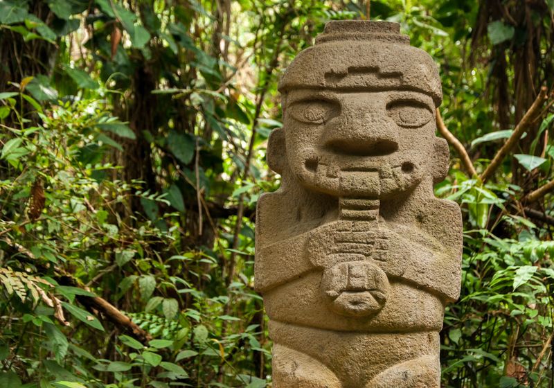 Kolumbien-San Agustin-Antike Statue spielt Floete-iStock-177750689