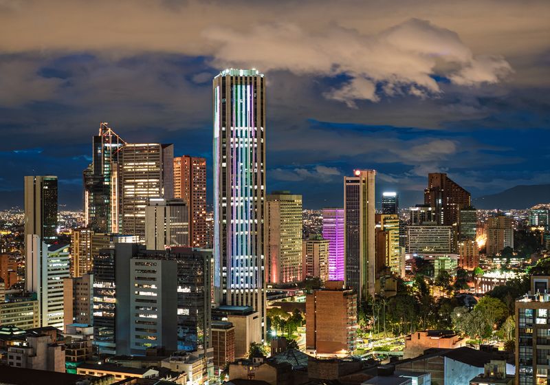 Kolumbien_Bogotá_Skyline bei Nacht_AdobeStock_288790064