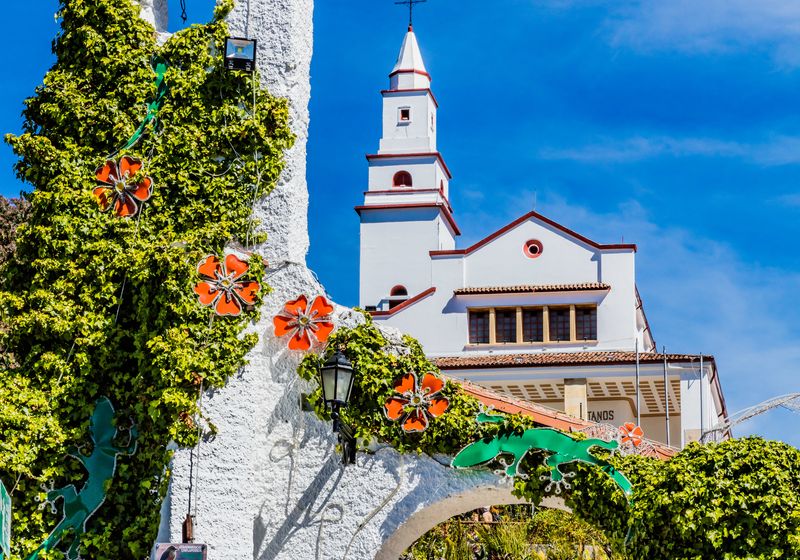 Kolumbien-Bogota-Basilika Santuario del Senhor de Monserrate-iStock-825729638