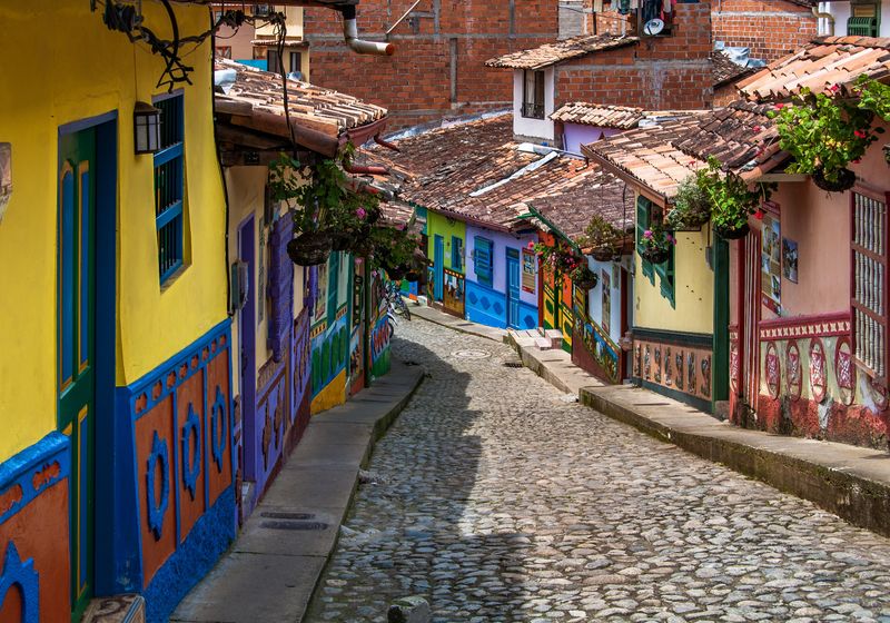 Kolumbien - Medellin - Guatape iStock-1031646252