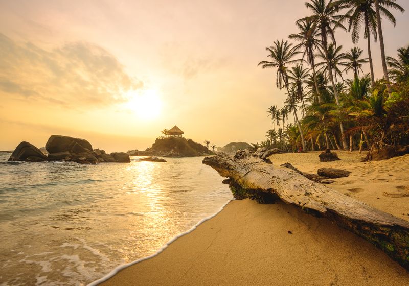 Kolumbien-Tayrona Nationalpark-Strand bei Sonnenaufgang-iStock-540132206