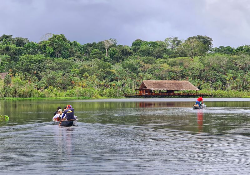 Ecuador-Sacha Lodge-Kanu-eigener Mitarbeiter
