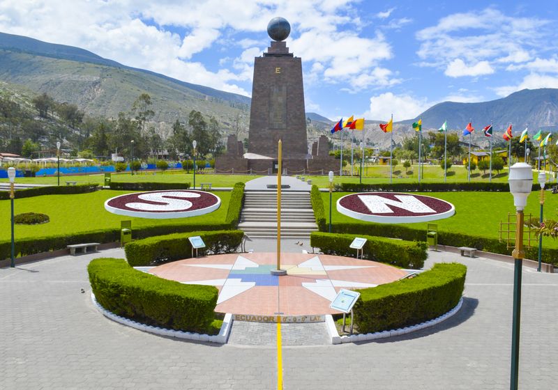 Ecuador-Quito-Mitad del Mundo-Aequatordenkmal-iStock-471049458