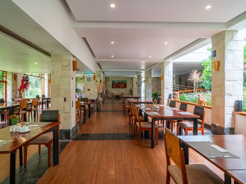 Frau verkauft Gemüse in einem Marktstand im heiligen Tal der Inkas, Peru