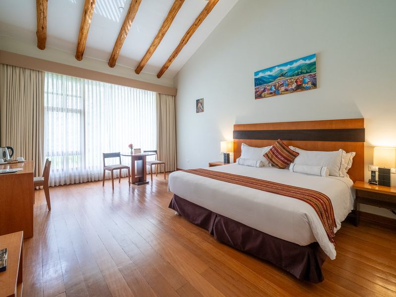 Frau verkauft Gemüse in einem Marktstand im heiligen Tal der Inkas, Peru