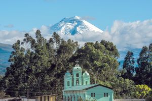 Ecuador-Vulkan Cotopaxi und San Jaloma Kirche-iStock-471790296